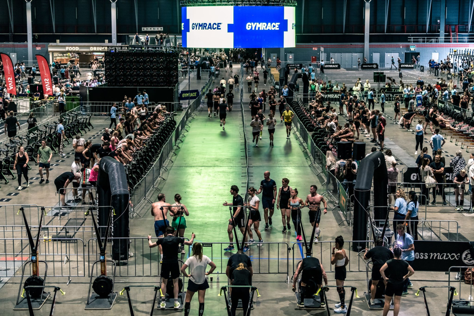 Groot eventconcept met deelnemers en publiek in de hal