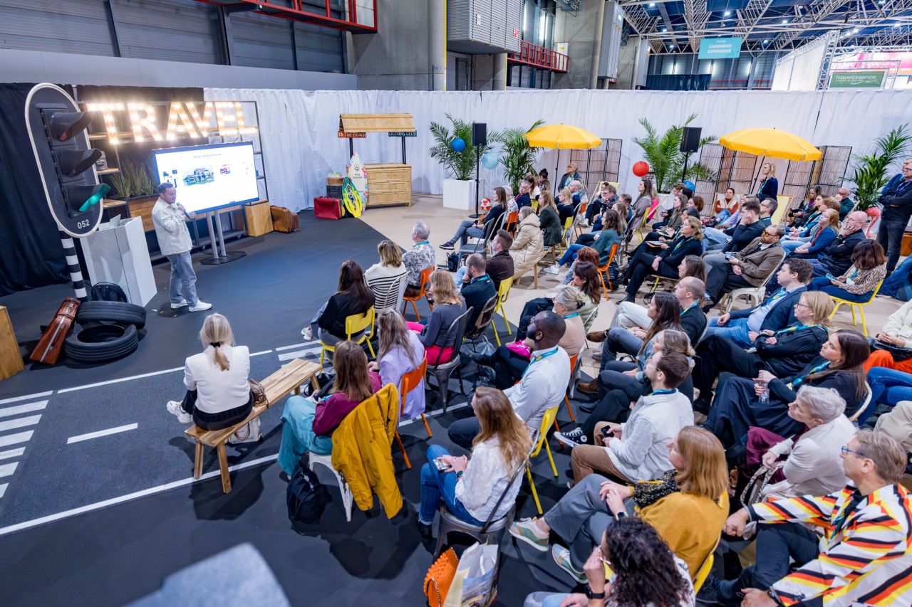 Podiumprogramma met publiek tijdens Travel Trade Days