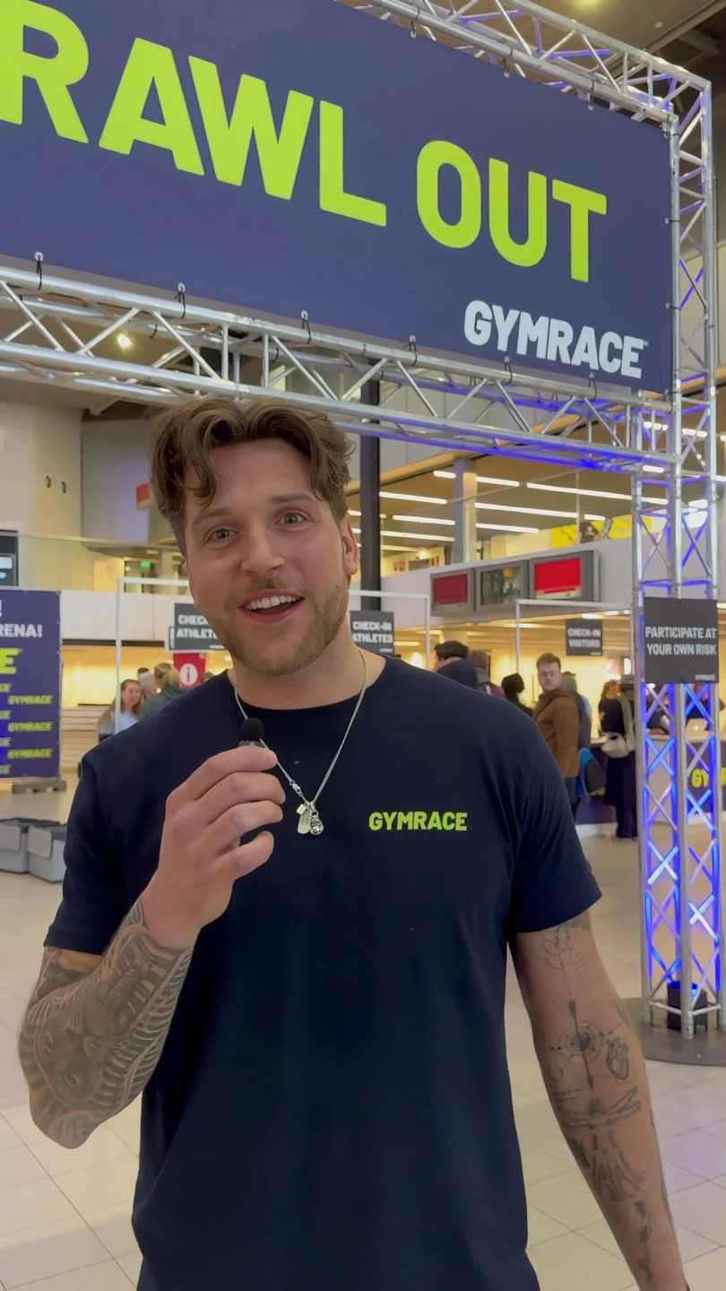 Gymrace-event: startboog en deelnemers in de hal