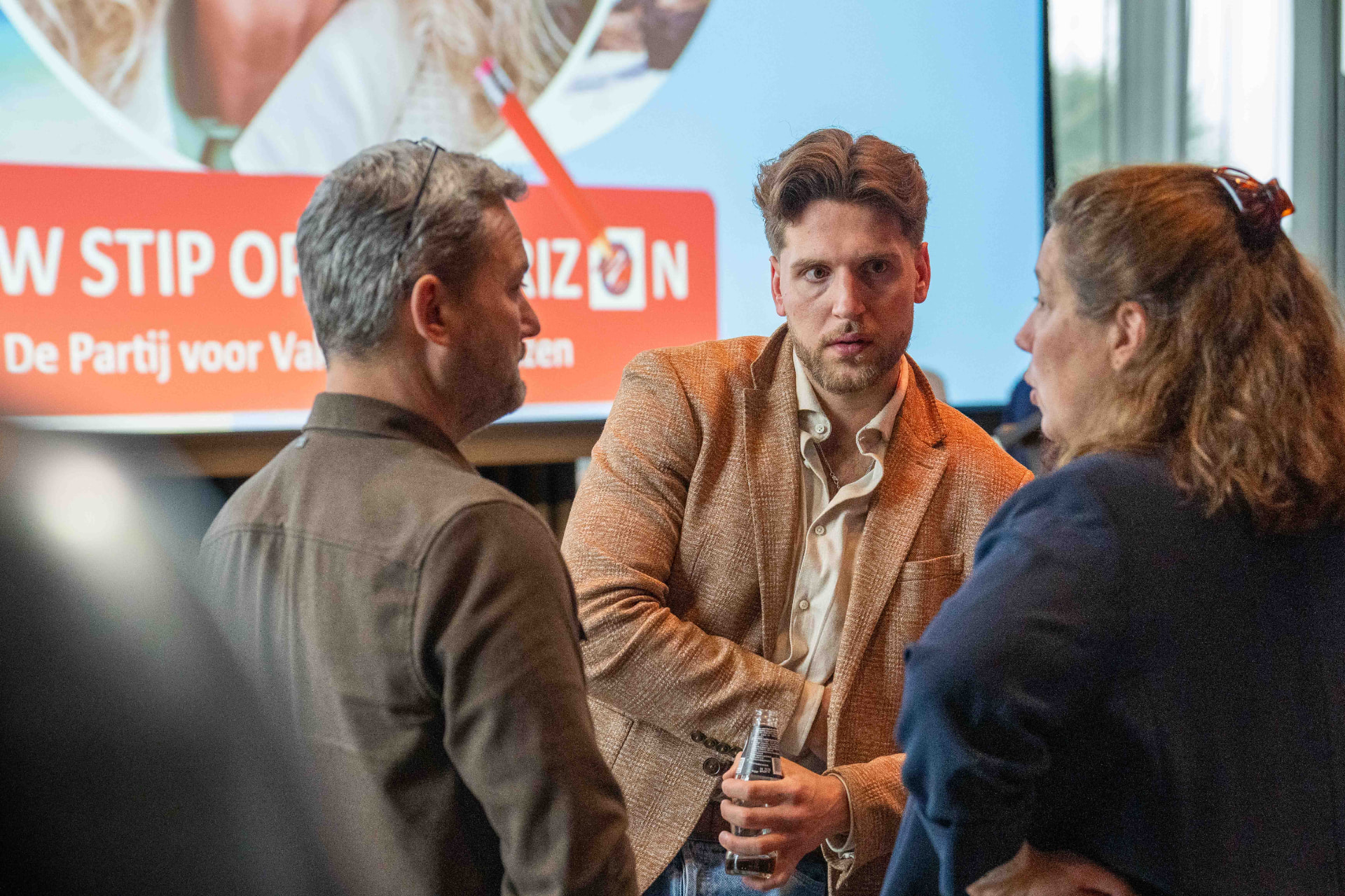 Kelvin in gesprek met reisprofessionals tijdens een ANVR-bijeenkomst