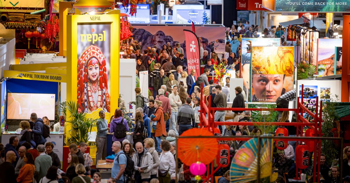 Beursvloer van de Vakantiebeurs met bezoekers en standhouders