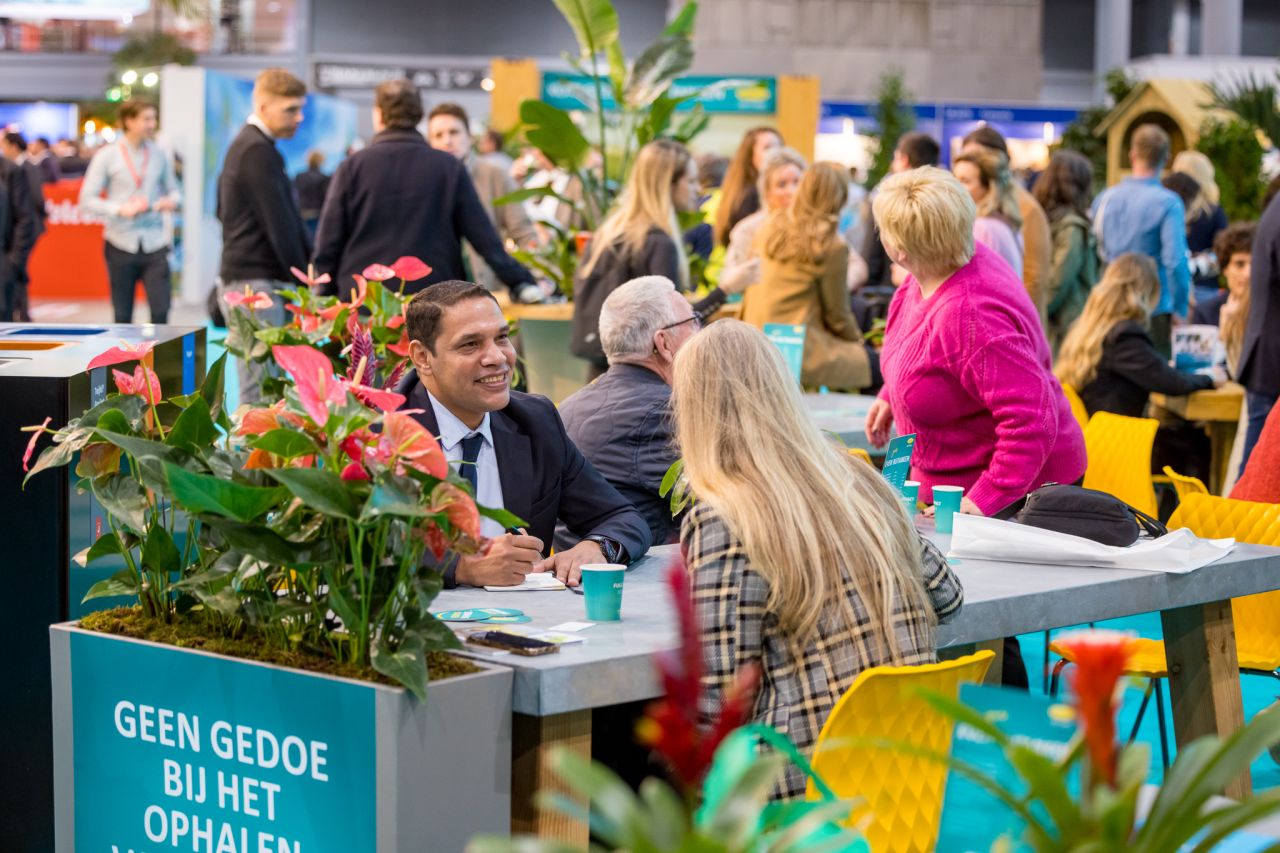 Zakelijk gesprek tijdens Travel Trade Days